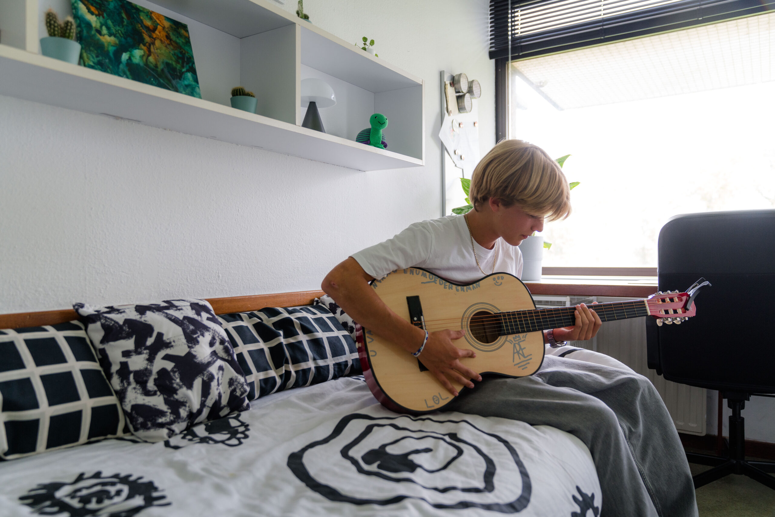 gitaar spelen op de kamer gitaar spelen op de kamer